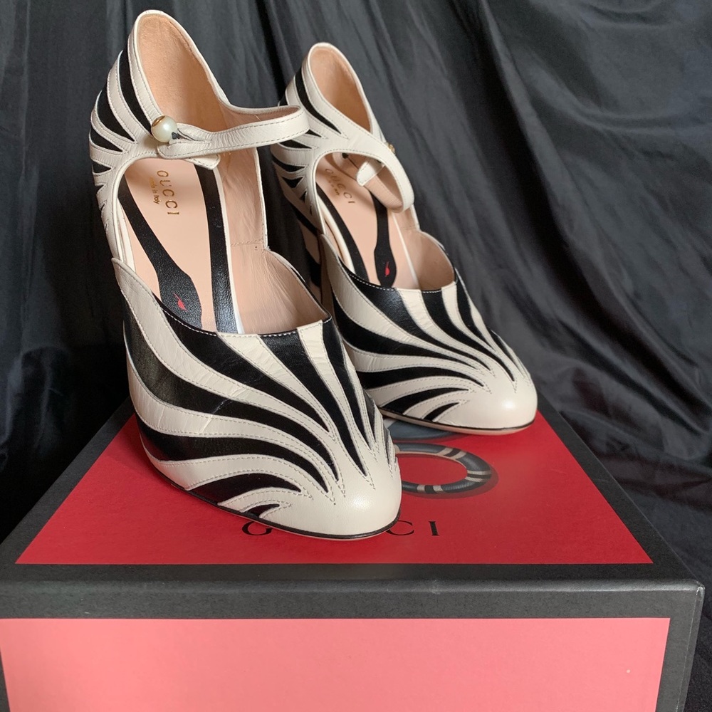 Gucci Zebra Mary Jane pumps in box - Picture 4 of 9